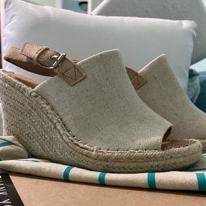 NWT Tom’s Wedge Heel Monica Size 8 with discounted shipping